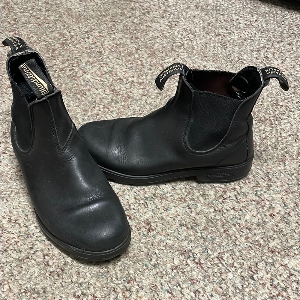 Blundstone leather pull tab Black Ankle Boots with elastic insert